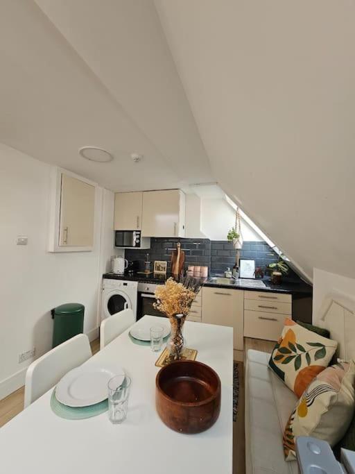 West Kensington Bright Flat Apartment ลอนดอน ภายนอก รูปภาพ